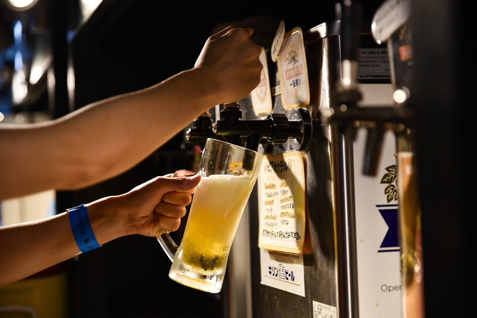 キリン生ビールのサーバーから自分で注ぐ